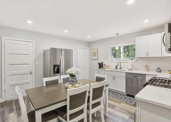 Cozy Chic 4bd 2ba In St Charles Holiday home