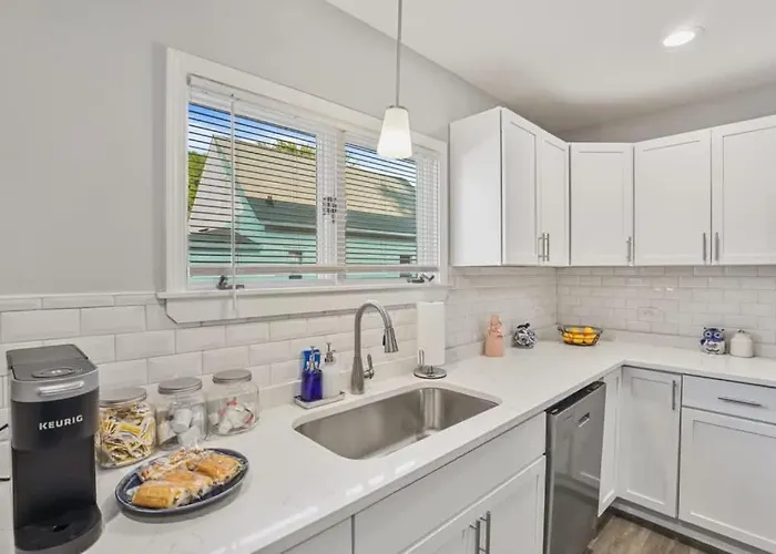 Cozy Chic 4bd 2ba In St Charles Holiday home