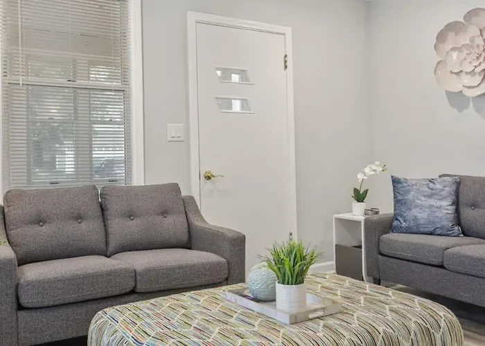 Cozy Chic 4bd 2ba In St Charles *